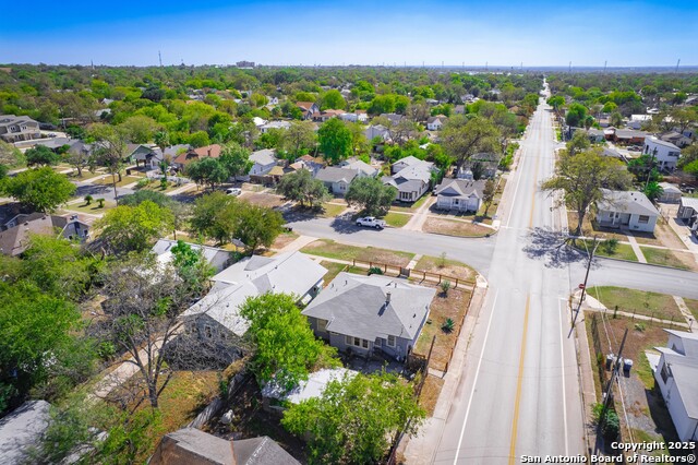 Listing photo id 24 for 703 Highland E