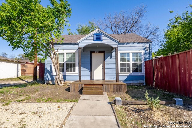 Listing photo id 25 for 703 Highland E