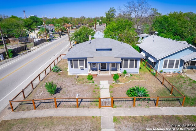 Listing photo id 1 for 703 Highland E