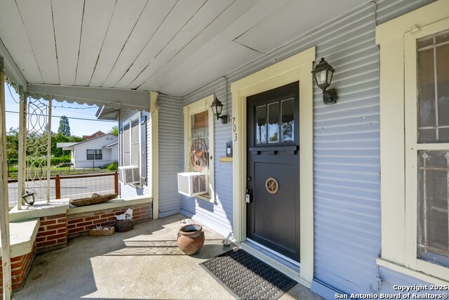 Listing photo id 2 for 703 Highland E