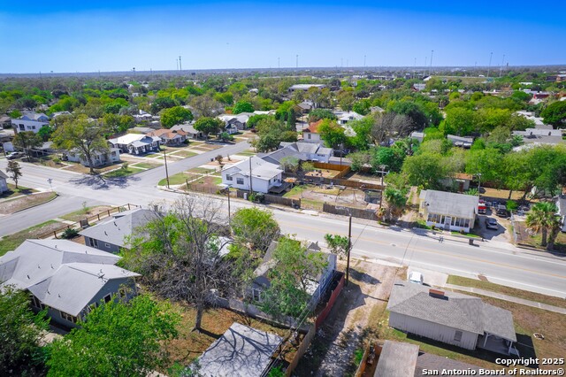 Listing photo id 38 for 703 Highland E