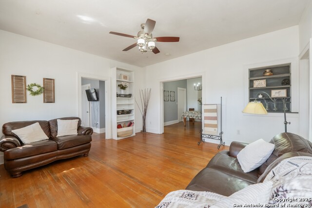 Listing photo id 3 for 703 Highland E