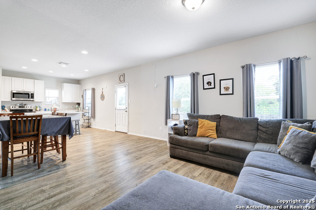 Listing photo id 2 for 10514 Letus Oak