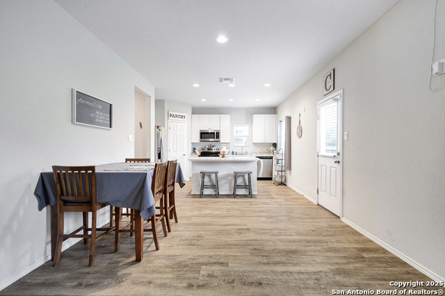 Listing photo id 3 for 10514 Letus Oak