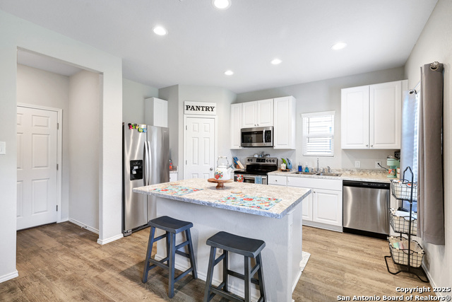 Listing photo id 4 for 10514 Letus Oak