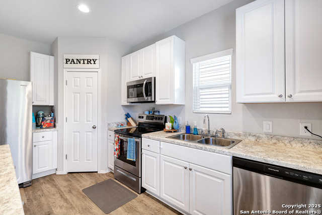 Listing photo id 5 for 10514 Letus Oak