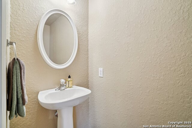 Listing photo id 12 for 555 Ginsberg