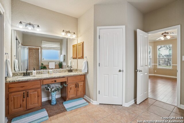 Listing photo id 17 for 555 Ginsberg