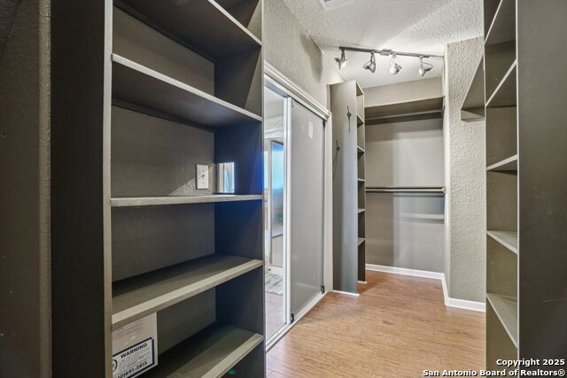 Listing photo id 20 for 555 Ginsberg