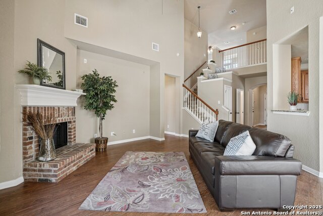 Listing photo id 6 for 555 Ginsberg