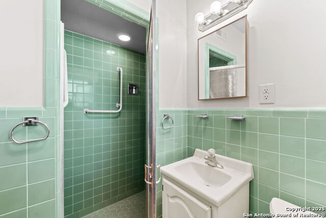 Image 22 of 26 For 411 Cave