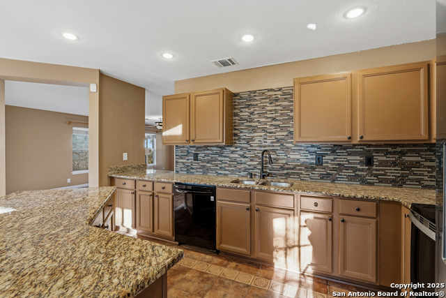 Listing photo id 11 for 17426 Emerald Canyon