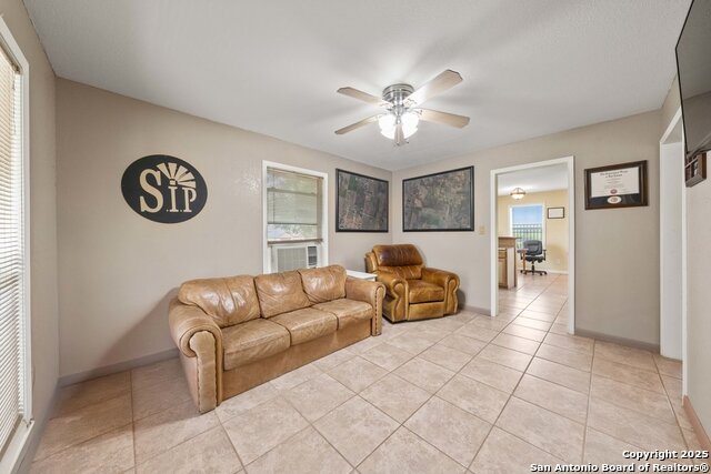 Listing photo id 4 for 14830 Fm 1346