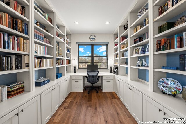 Listing photo id 13 for 1025 Comanche Hills