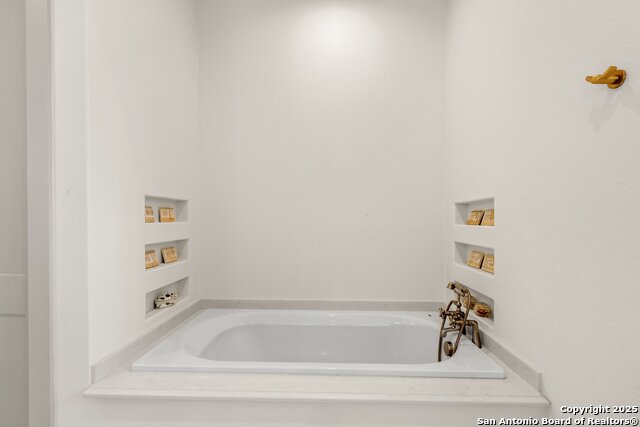 Listing photo id 18 for 1025 Comanche Hills