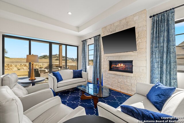 Listing photo id 1 for 1025 Comanche Hills