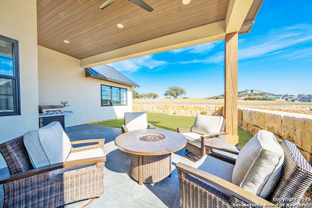 Listing photo id 4 for 1025 Comanche Hills