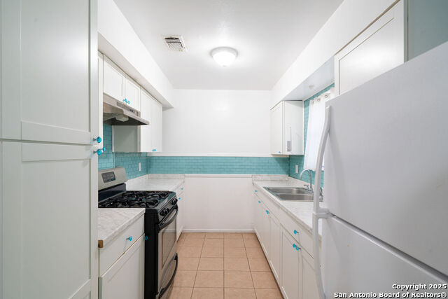 Image 16 of 25 For 5135 Village Lawn