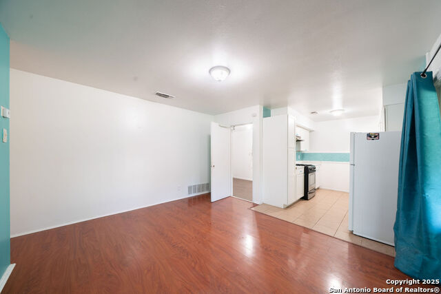 Image 17 of 25 For 5135 Village Lawn