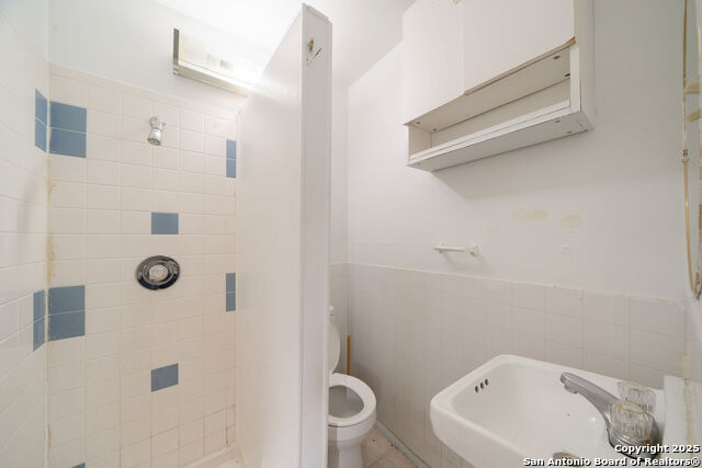 Image 8 of 25 For 5135 Village Lawn