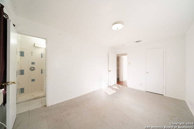 Image 9 of 25 For 5135 Village Lawn