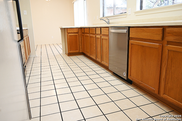 Listing photo id 10 for 16323 Walnut Creek Dr.