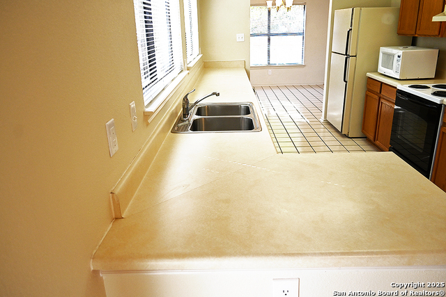 Listing photo id 16 for 16323 Walnut Creek Dr.