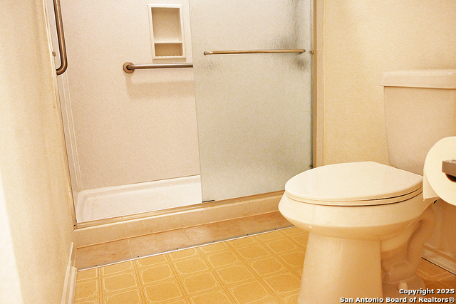 Listing photo id 27 for 16323 Walnut Creek Dr.