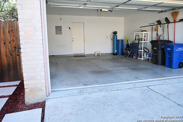 Listing photo id 38 for 16323 Walnut Creek Dr.