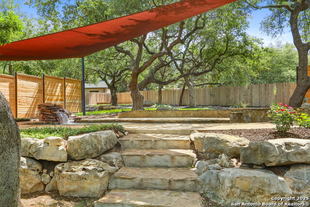 Listing photo id 2 for 927 Scenic Stroll