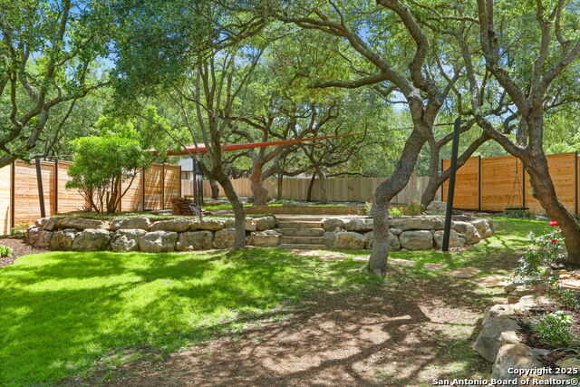 Listing photo id 3 for 927 Scenic Stroll