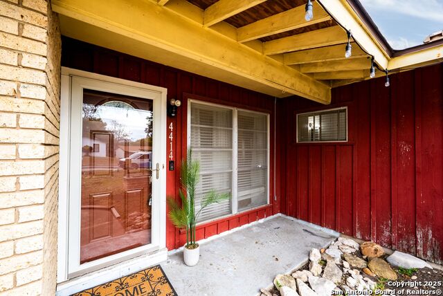 Image 2 of 15 For 4414 Hollyridge