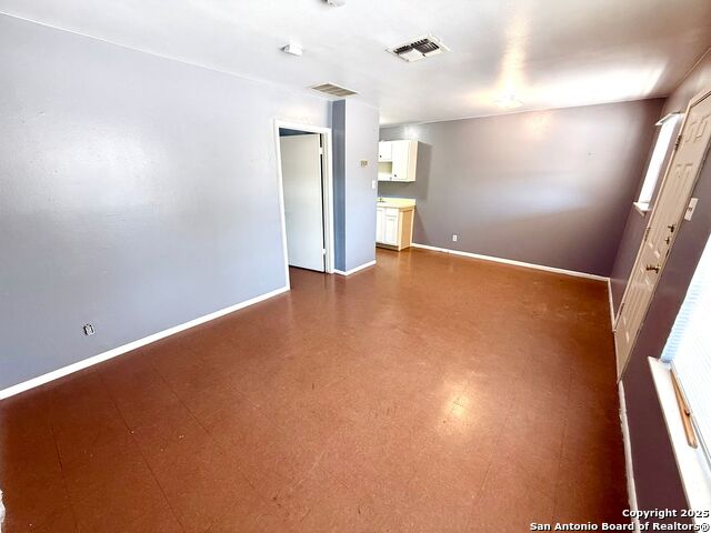 Image 3 of 12 For 643 Summit Ave W 2