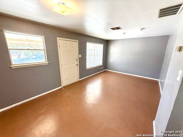 Image 5 of 12 For 643 Summit Ave W 2