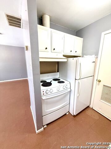 Image 8 of 12 For 643 Summit Ave W 2