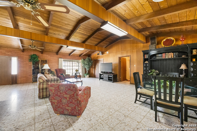 Listing photo id 9 for 617 Ranch Road 2631