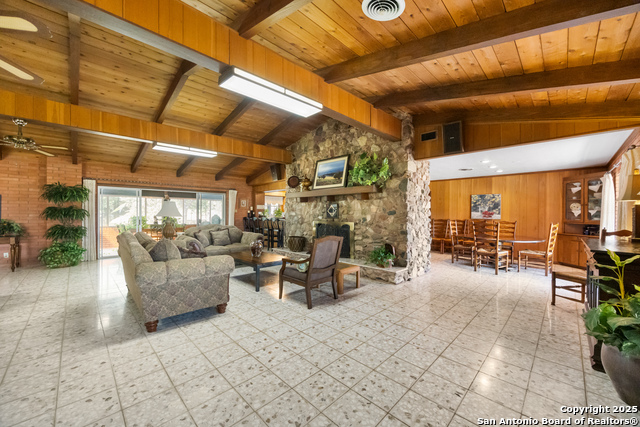 Listing photo id 10 for 617 Ranch Road 2631