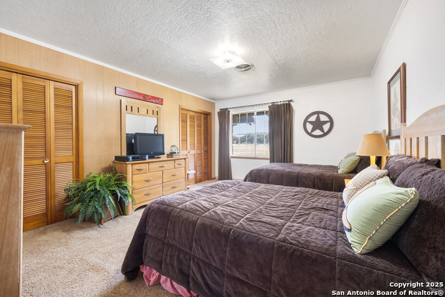 Listing photo id 13 for 617 Ranch Road 2631