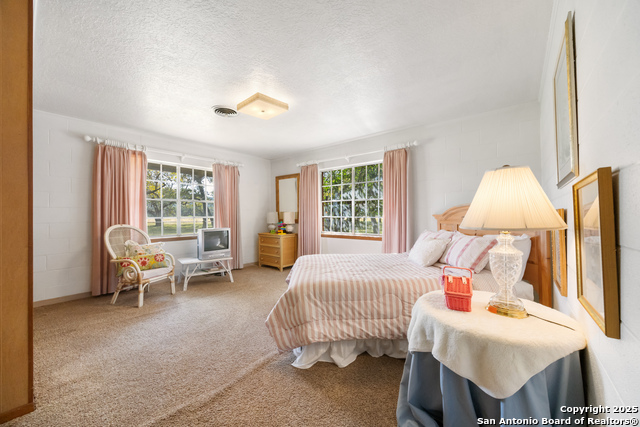 Listing photo id 14 for 617 Ranch Road 2631