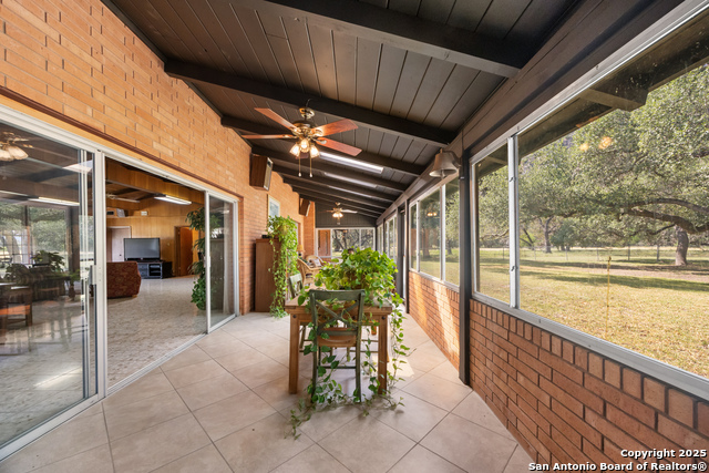 Listing photo id 19 for 617 Ranch Road 2631