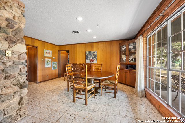 Listing photo id 21 for 617 Ranch Road 2631