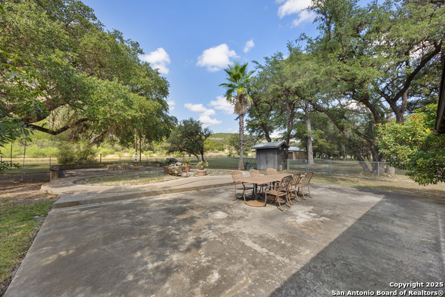 Listing photo id 24 for 617 Ranch Road 2631