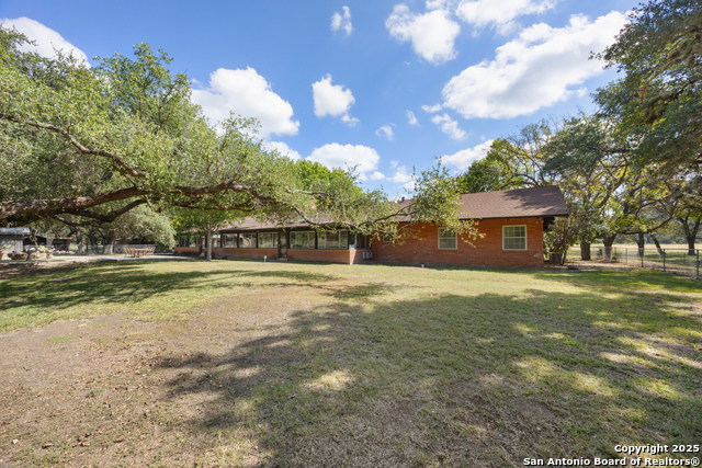 Listing photo id 25 for 617 Ranch Road 2631