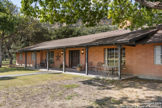 Listing photo id 6 for 617 Ranch Road 2631