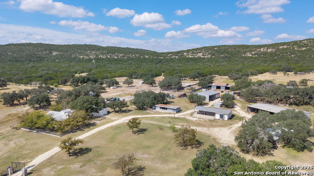 Listing photo id 15 for 1141 Ranch To Market Rd 2631