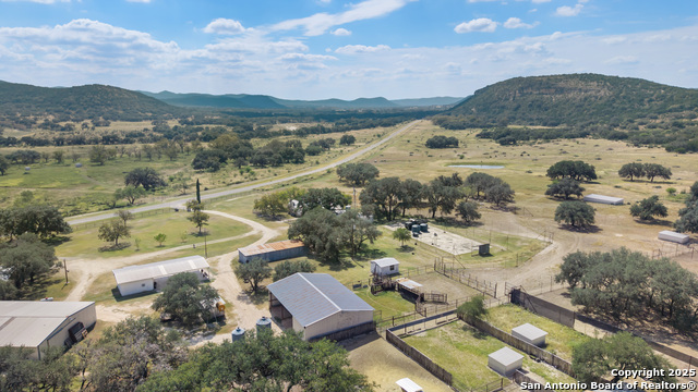 Listing photo id 16 for 1141 Ranch To Market Rd 2631