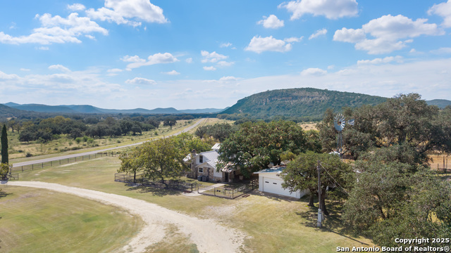 Listing photo id 17 for 1141 Ranch To Market Rd 2631