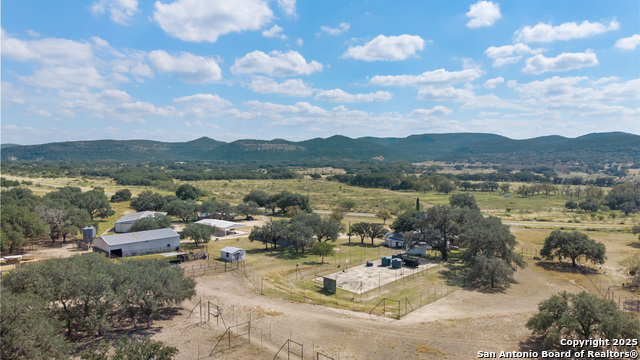 Listing photo id 31 for 1141 Ranch To Market Rd 2631