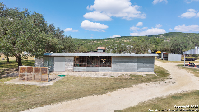 Listing photo id 33 for 1141 Ranch To Market Rd 2631