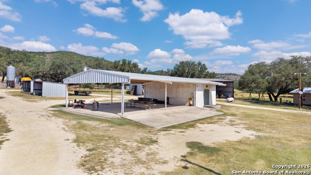 Listing photo id 34 for 1141 Ranch To Market Rd 2631